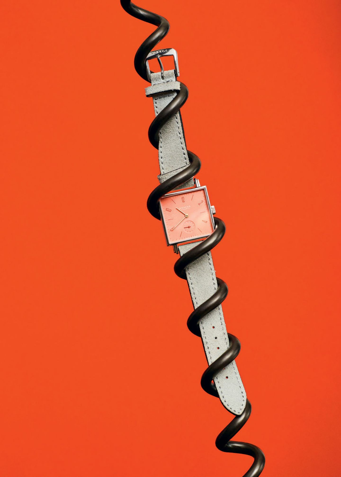 Accessoires-Klassiker: Uhr mit Grenadinerotem Ziffernblatt