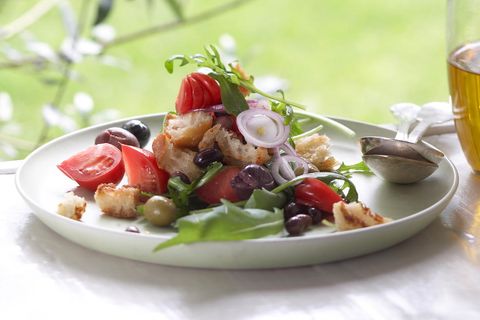 Oliven-Tomaten-Brot-Salat