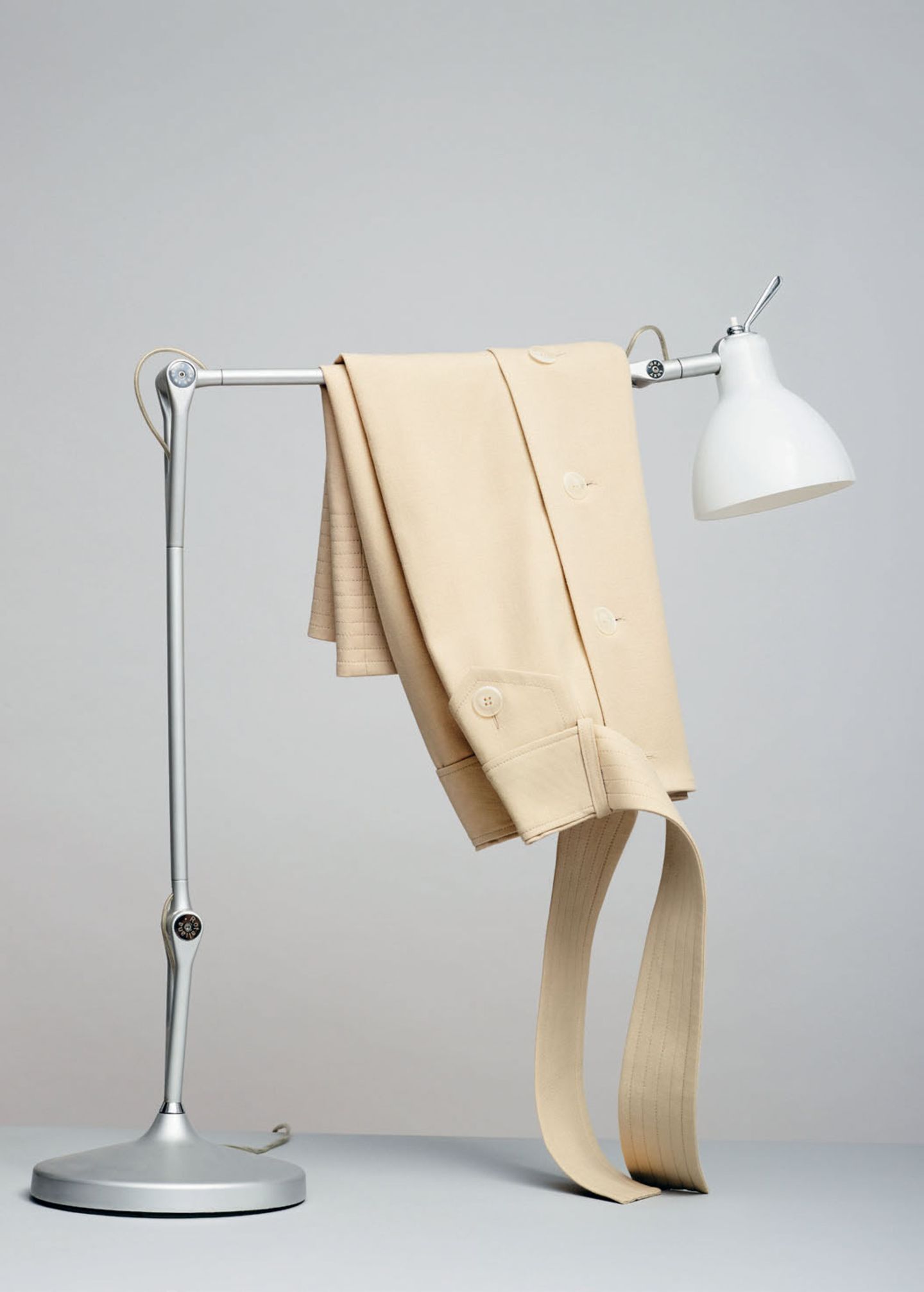 Accessoires-Klassiker: Beiger Pencilskirt, der über einer Lampe hängt