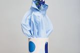 Accessoires-Klassiker: Blaues Hemd in blauer Vase