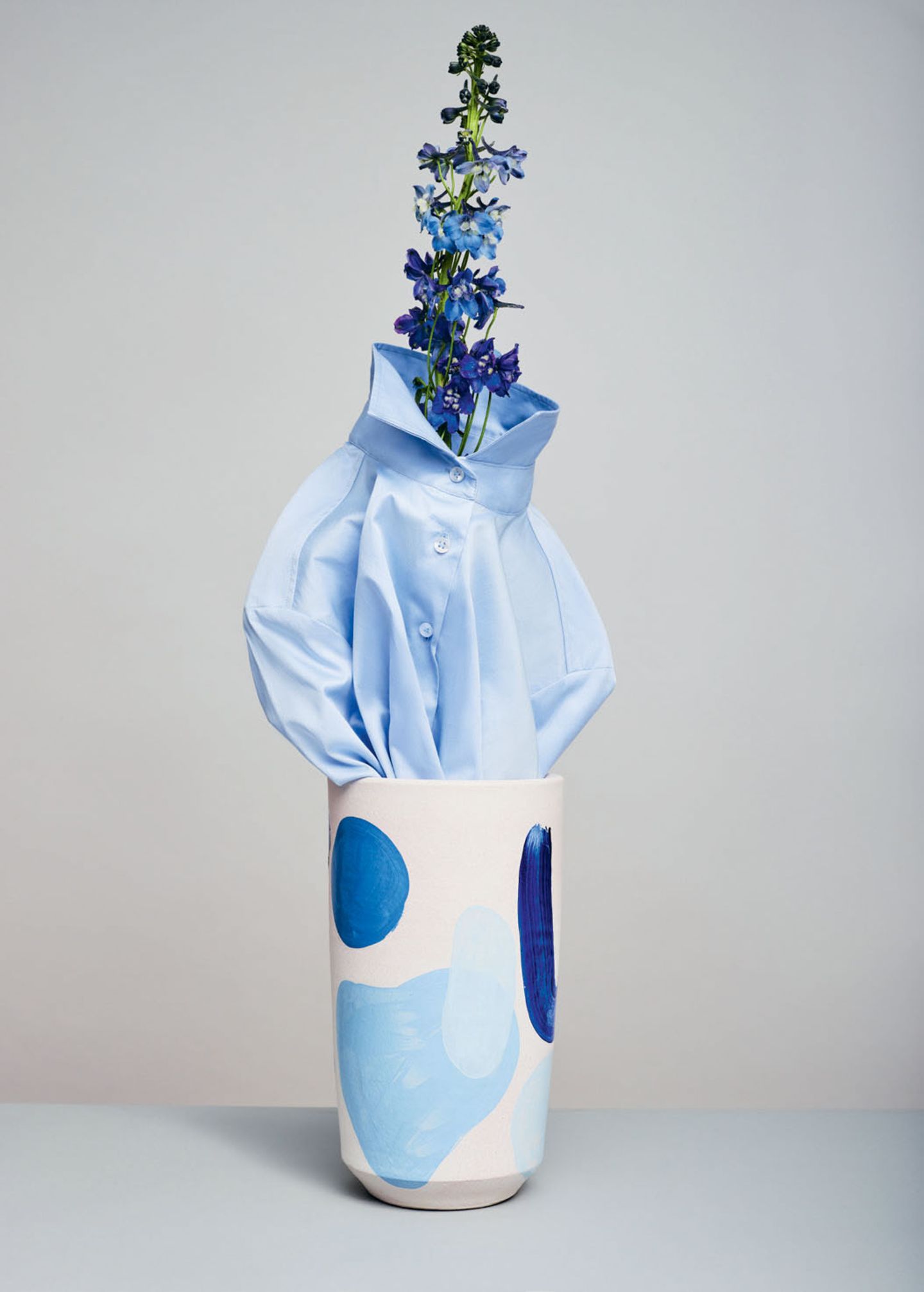 Accessoires-Klassiker: Blaues Hemd in blauer Vase