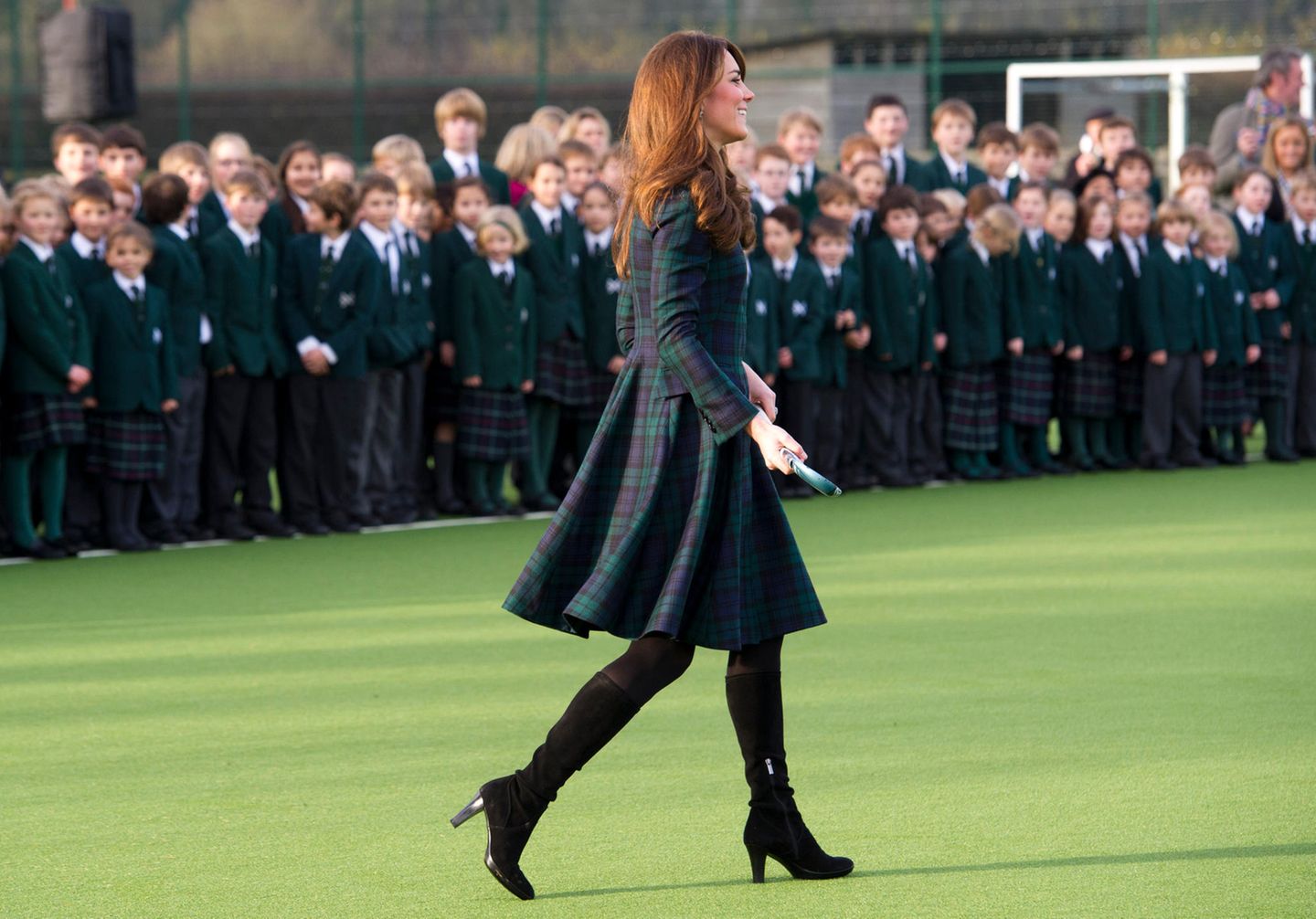 Schuhe der Royals: Herzogin Kate geht über eine Wiese
