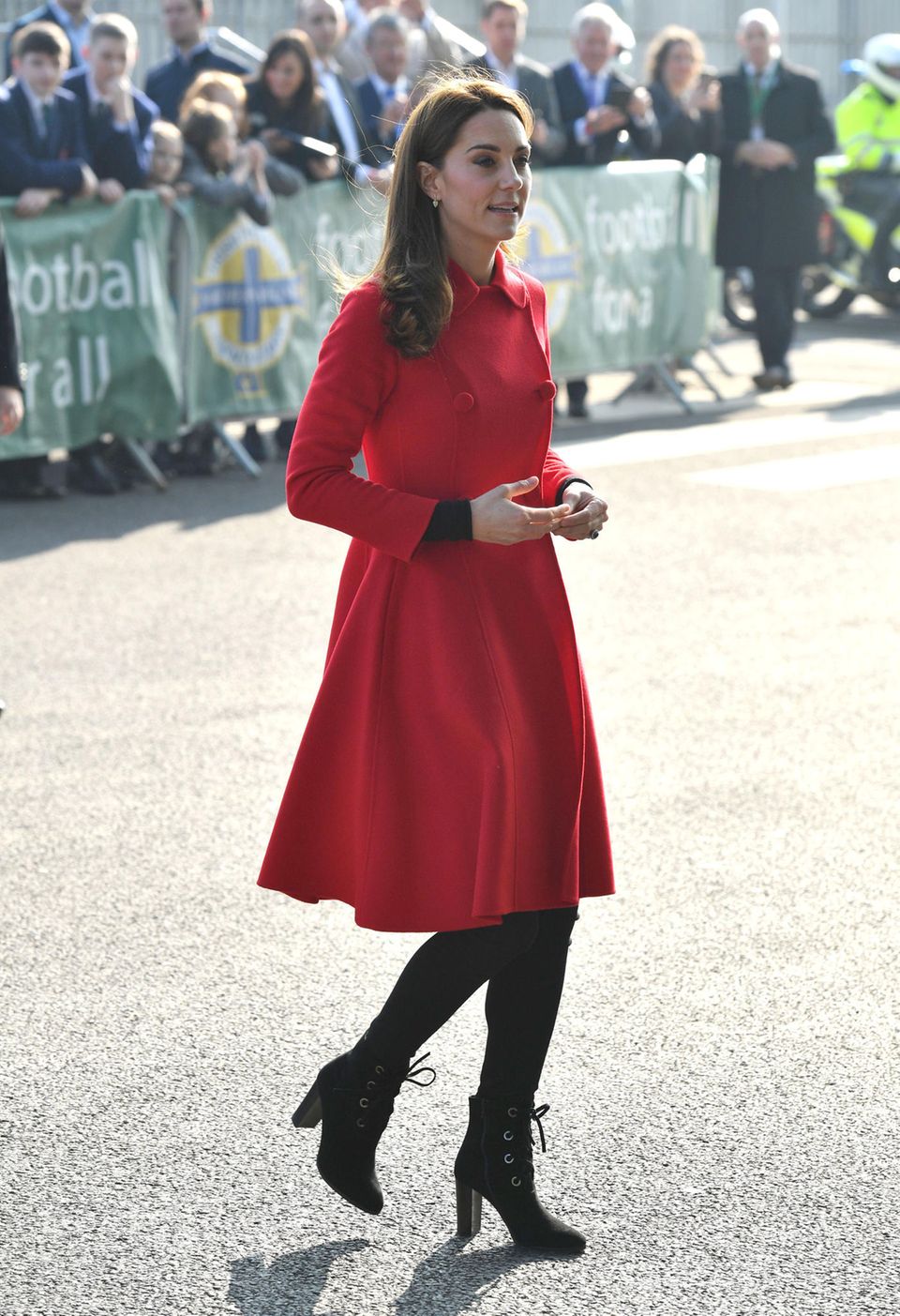 Schuhe der Royals: Herzogin Kate mit Mantel und Boots