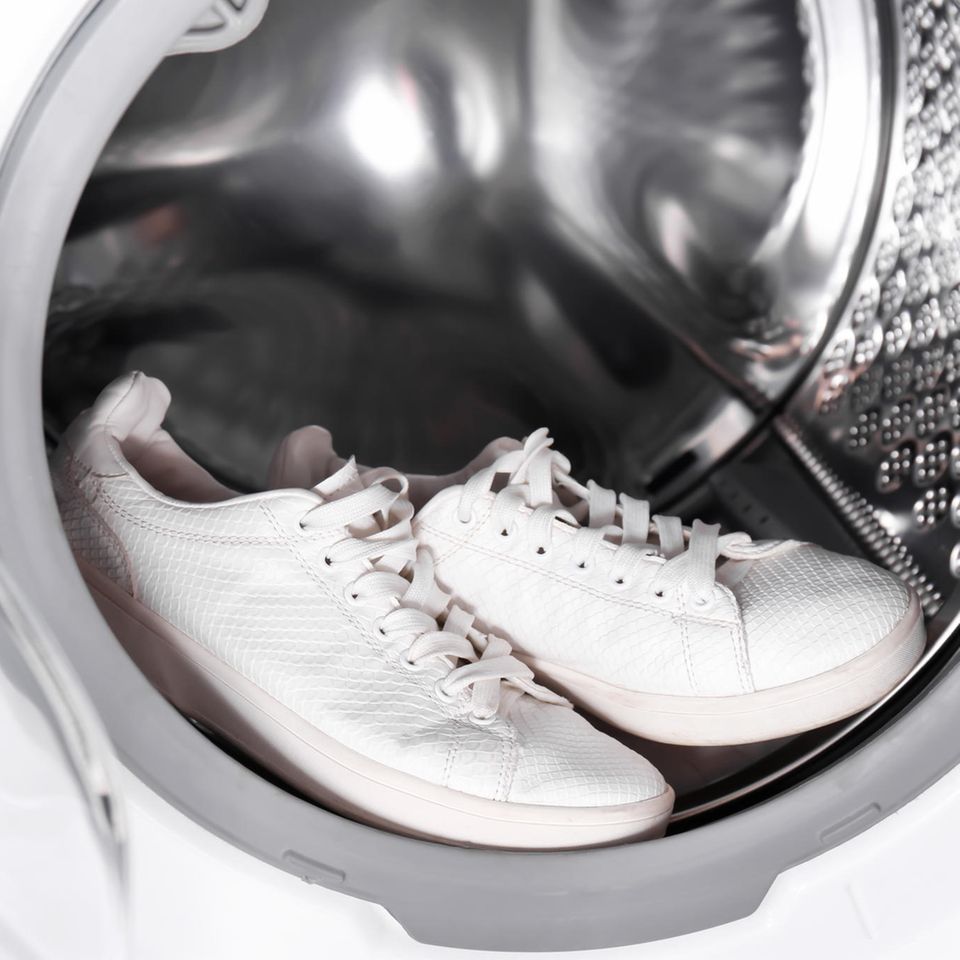 Turnschuhe waschen: weiße Schuhe in der Waschmaschine