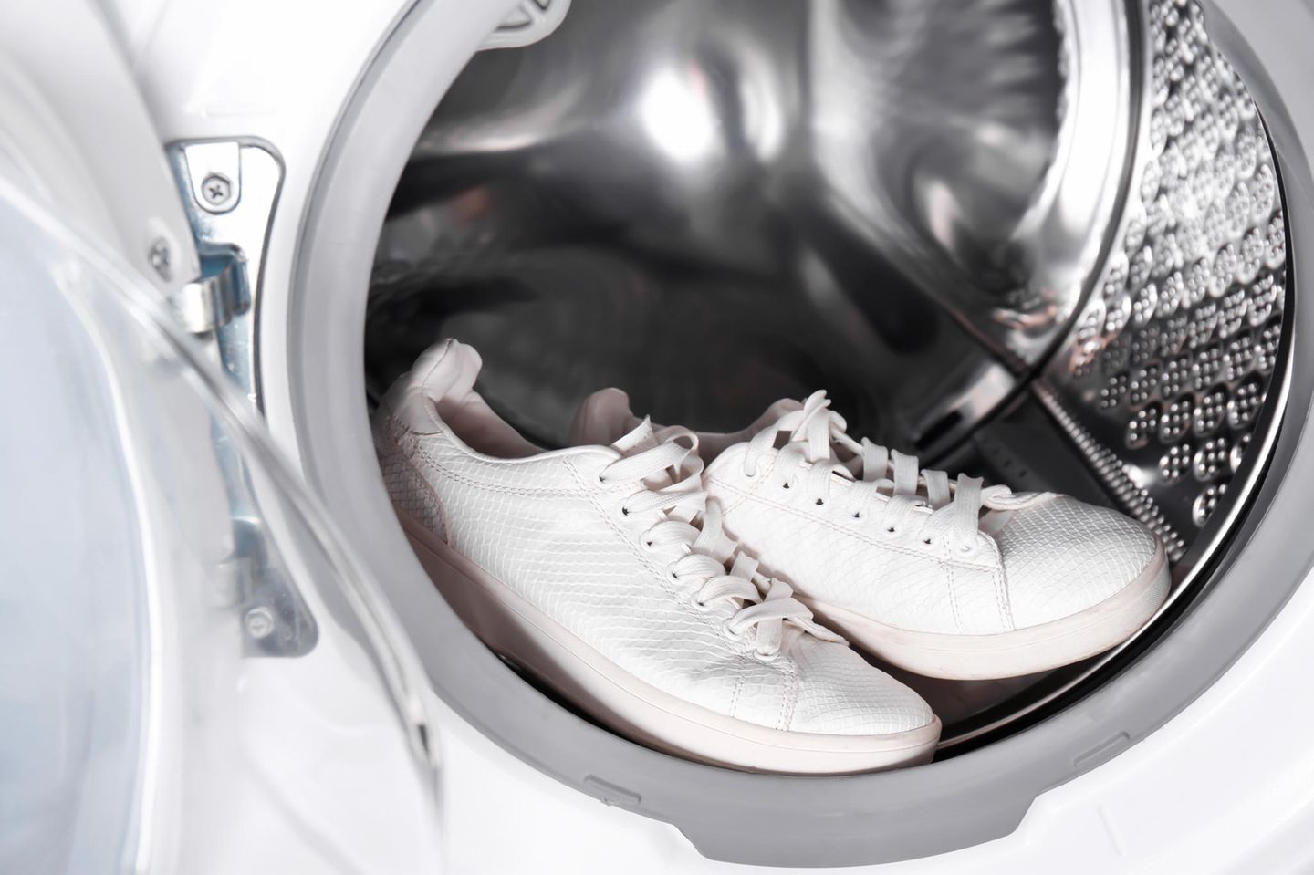 Turnschuhe waschen: weiße Schuhe in der Waschmaschine