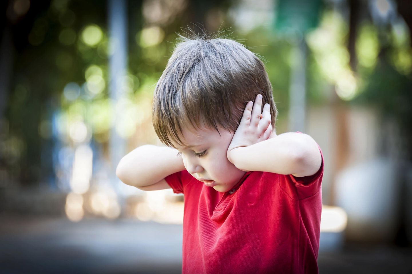 Mittelohrentzündung-Symptome: Kind hält sich die Ohren zu