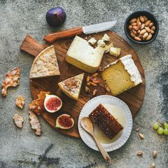 Salty Bar: Käse, Feigen und Honig auf einem Holzbrett