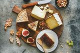 Salty Bar: Käse, Feigen und Honig auf einem Holzbrett