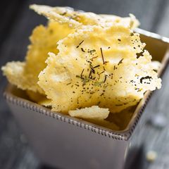 Käse-Chips in einer Schale