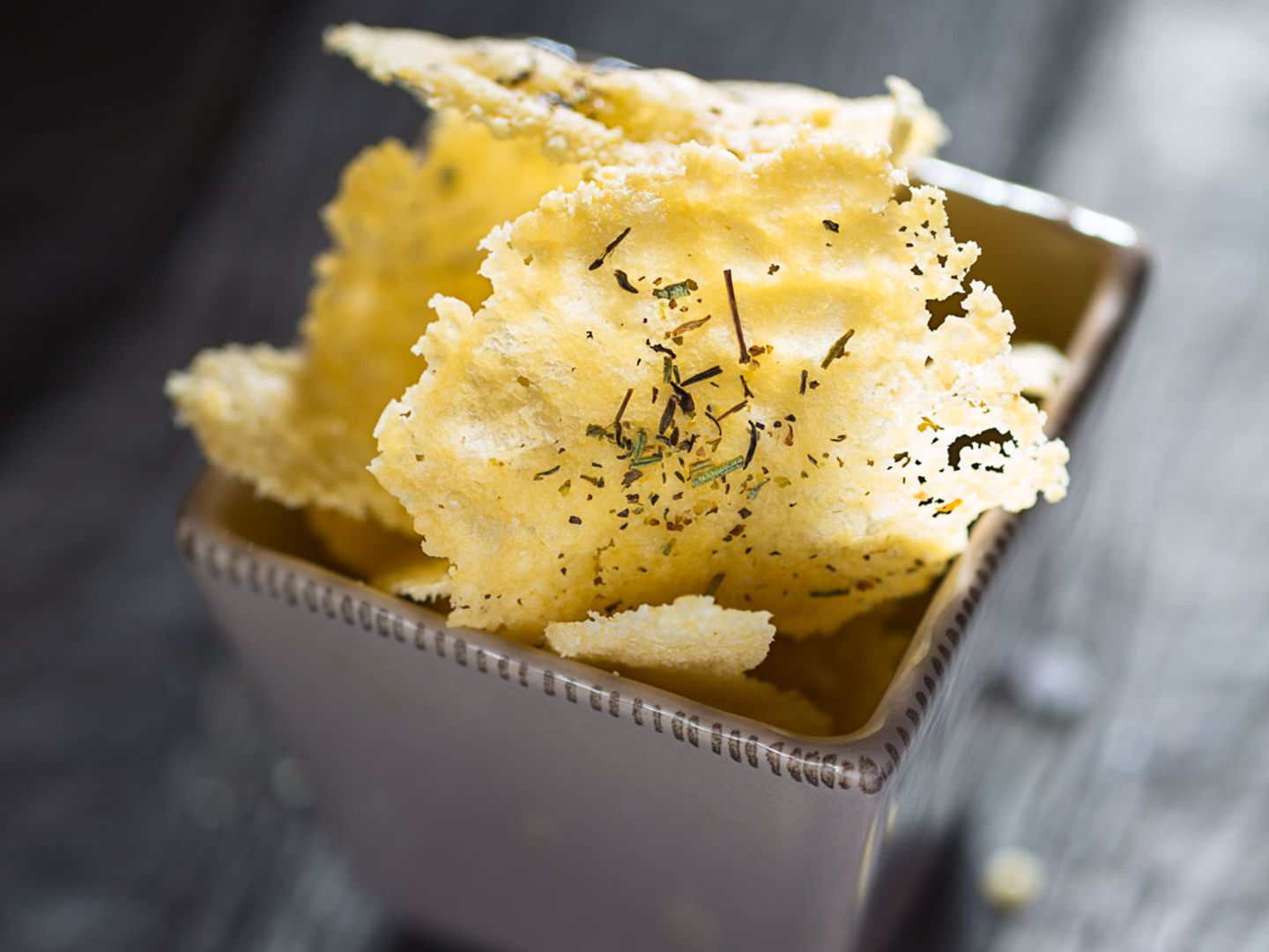 Käse-Chips in einer Schale