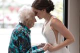 Letzter Wunsch: Braut besucht ihre Oma im Hochzeitskleid