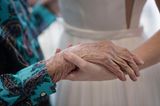 Letzter Wunsch: Braut besucht ihre Oma im Hochzeitskleid