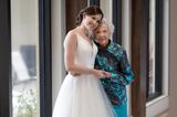Letzter Wunsch: Braut besucht ihre Oma im Hochzeitskleid