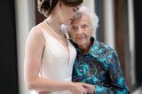Letzter Wunsch: Braut besucht ihre Oma im Hochzeitskleid