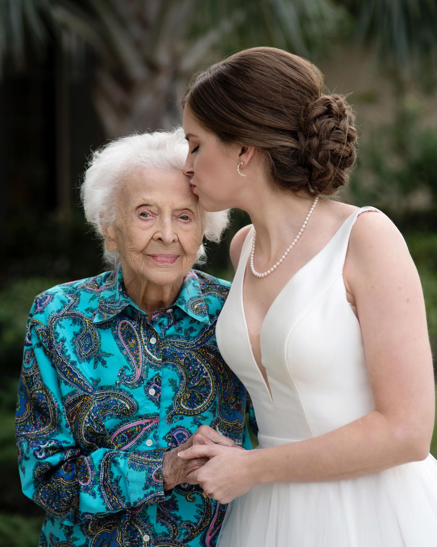 Бабушка лесбиянки зрелые. Платья для пожилых. Платье на свадьбу внучки. Бабушка в свадебном платье. Свадебное платье для пожилой невесты.