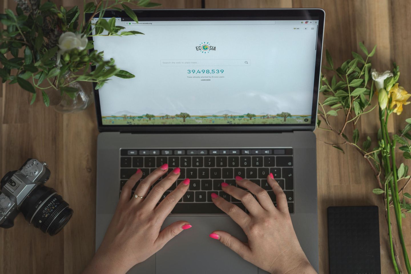 Umweltbewusst leben: Hände auf Laptop