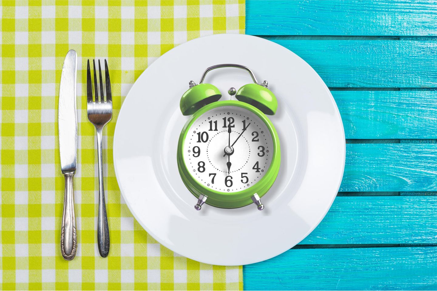 Alternierendes Fasten – Uhr auf einem Teller