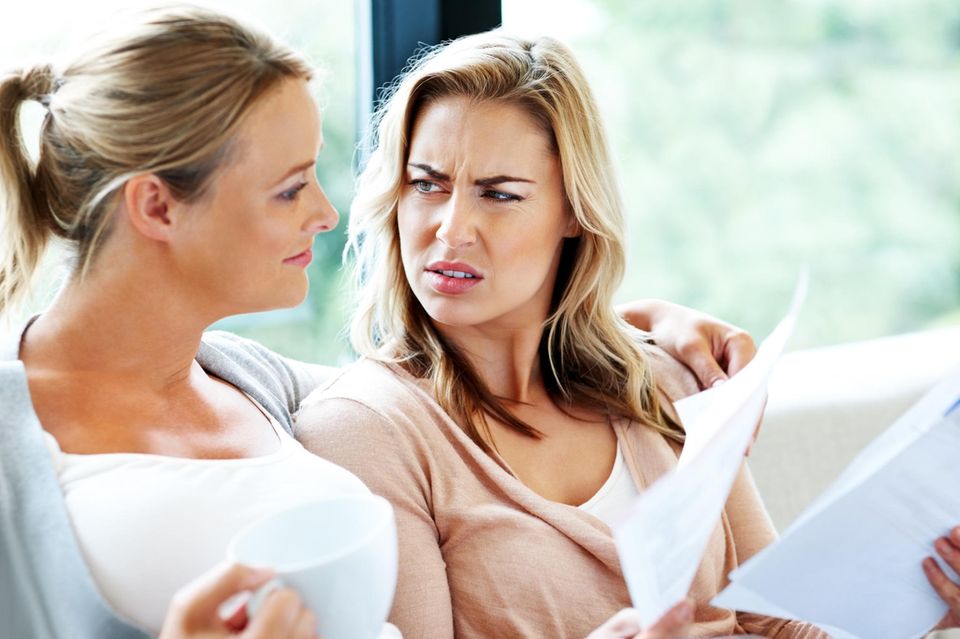 Versicherungen: zwei Frauen verwirrt mit Brief in Hand