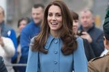 Kate in blauem Trench Coat