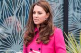Kate in pinken Trenchcoat