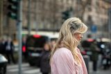 Frisuren mit Haarspangen: Frau im Profil mit blonden Haaren