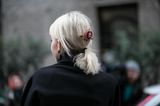 Frisuren mit Haarspange: Frau von hinten mit kleinem Zopf