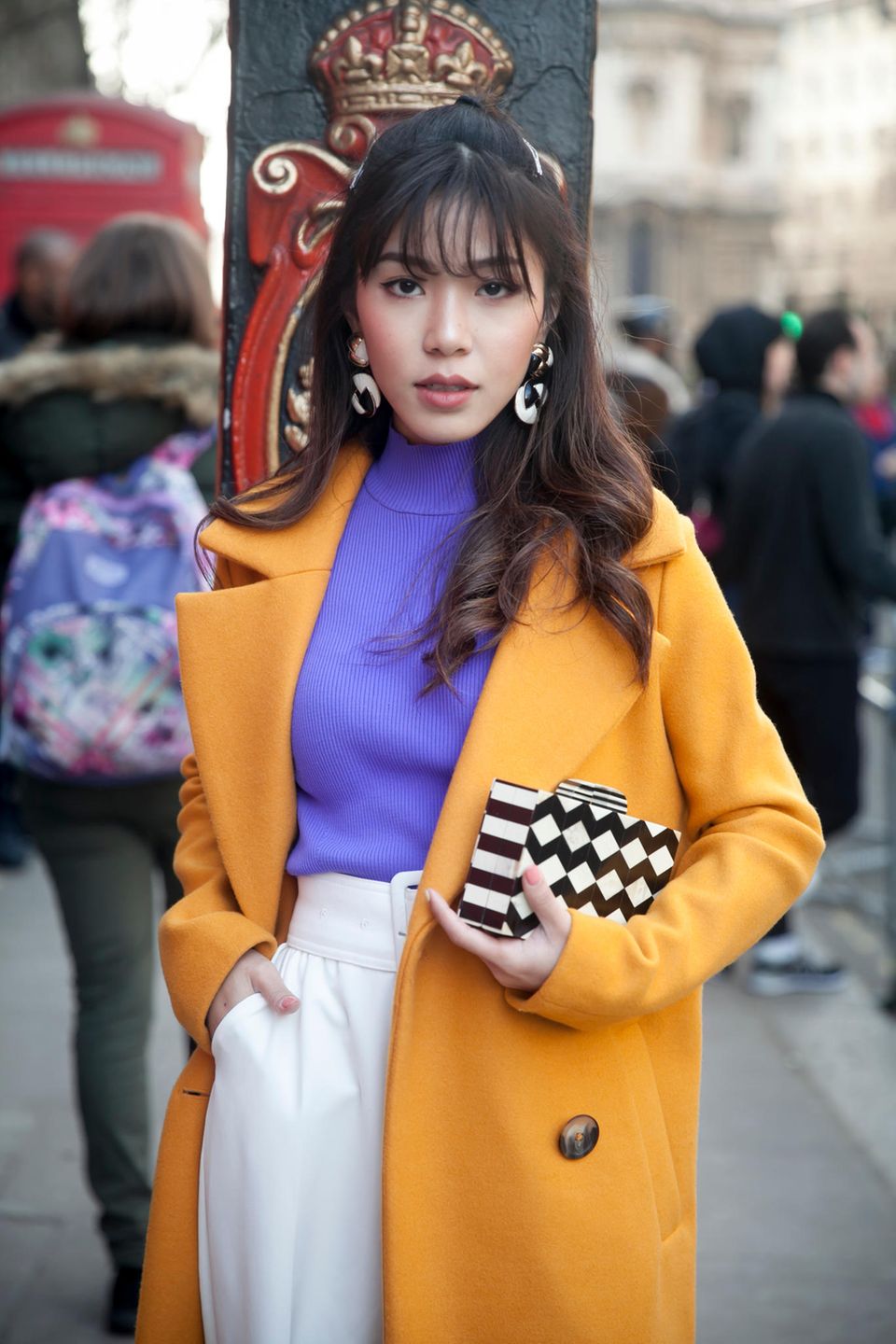 Frisuren mit Haarspangen: Frau im gelben Mantel
