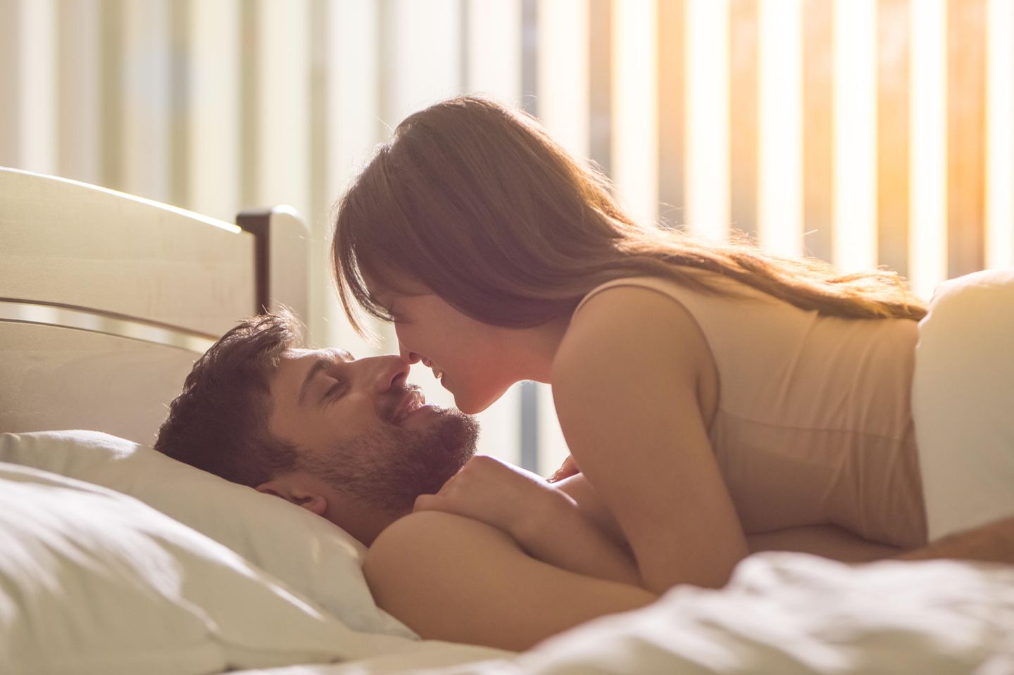 Welche Sex-Fragen sollte man beantworten können? Ein Pärchen im Bett