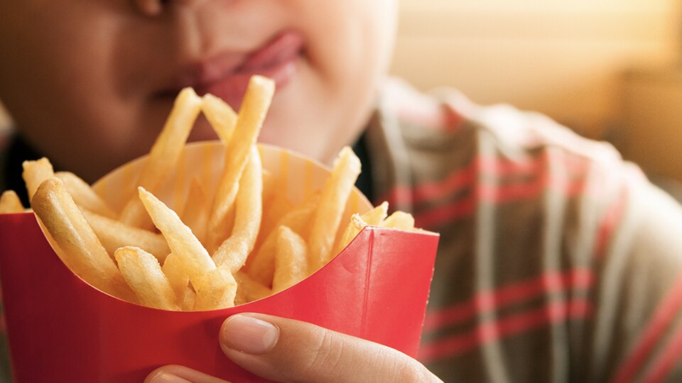 Angewohnheit mit fatalen Folgen: Junge ernährt sich jahrelang nur von Pommes