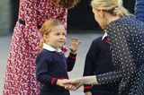 Royale Kinderfotos: Prinzessin Charlotte gibt Frau die Hand