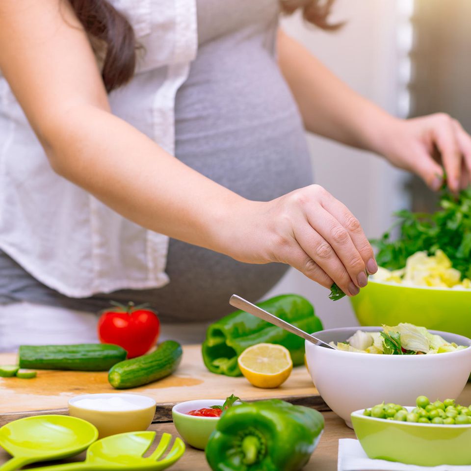 Louwen Diät: Schwangere macht Salat
