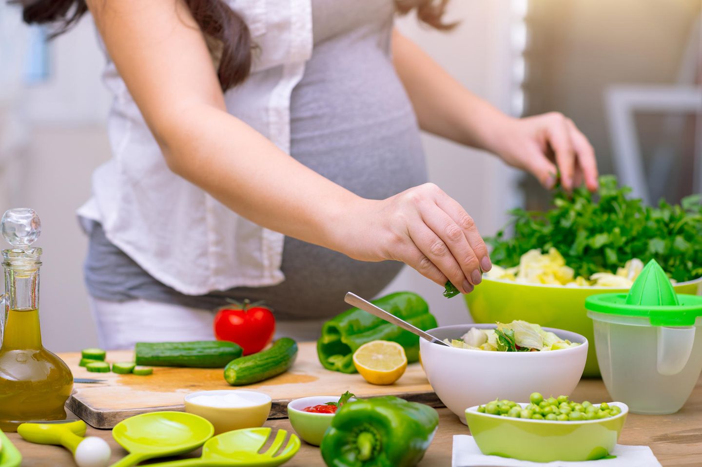 Louwen Diät: Schwangere macht Salat