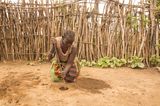 Periode in Uganda: Munyes, 44, buddelt Löcher