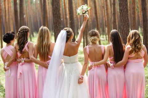 Warum sollten Brautjungfern Partnerlook tragen? Eine Frau mit ihren Brautjungfern