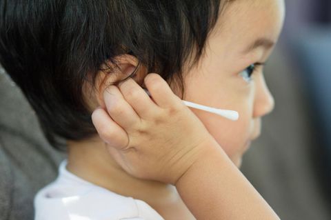 Paukenerguss: Kind fasst sich ans Ohr