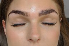Brow Lifting Hier seht ihr die Augenbrauen im direkten Vergleich. Links ist die Augenbraue im "Normalzustand, rechts die geliftete Augenbraue.