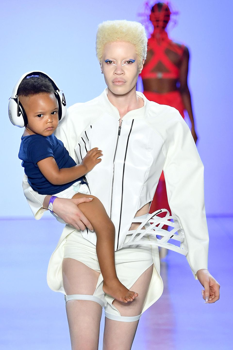 Model Diandra Forrest machte ihren Albinismus zu ihrem Markenzeichen und wird seitdem von namhaften Modehäusern gerne gebucht. Hier schreitet die Powerfrau mit ihrem Söhnchen über den Catwalk.