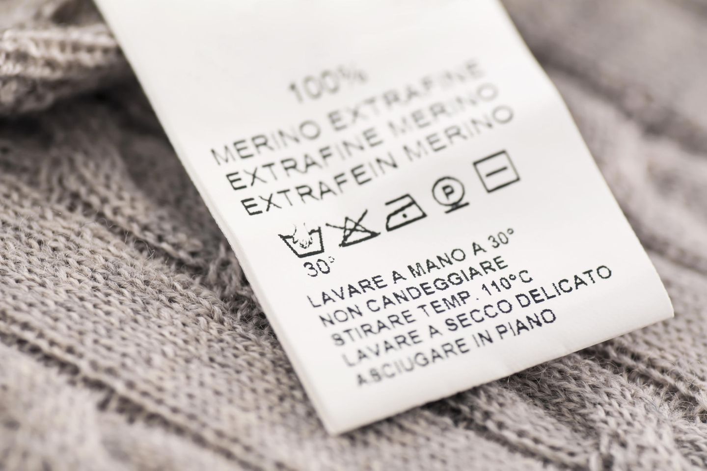 Wolle waschen: Wollstück mit Label