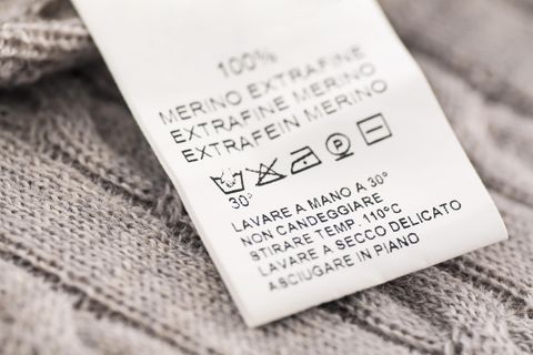Wolle waschen: Wollstück mit Label