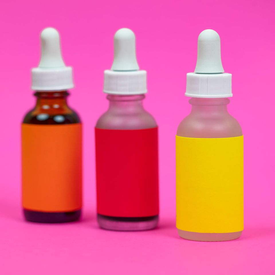 Tritinoin: Pipettenflaschen vor Hintergrund in pink
