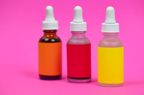 Tritinoin: Pipettenflaschen vor Hintergrund in pink