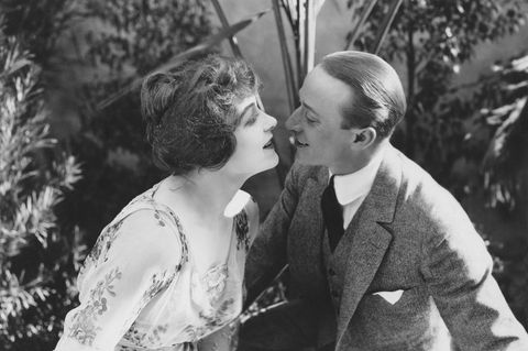 Ehetipps von 1918: Retro-Paar küsst sich