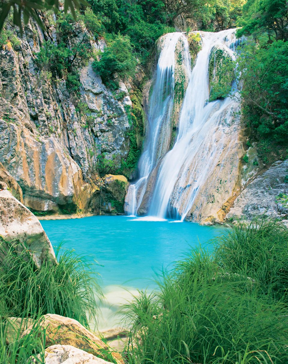 Kühlstelle: An den Wasserfällen im Polilimnio-Tal kann man in türkisfarbenen Becken baden 
