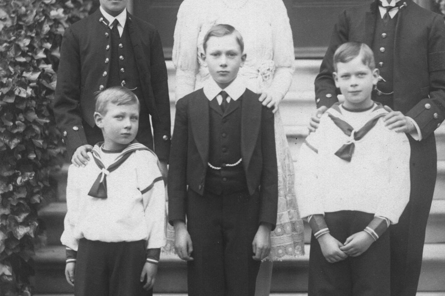 Prinz John, 1. Reihe, links