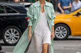 New York Fashion Week 2019: Frau mit Mantel auf der Strasse