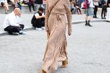New York Fashion Week 2019: Frau mit langem Kleid auf der Strasse