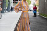 New York Fashion Week 2019: Frau in gestreiftem Kleid