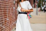 New York Fashion Week 2019: Frau mit weissem Kleid auf der Strasse