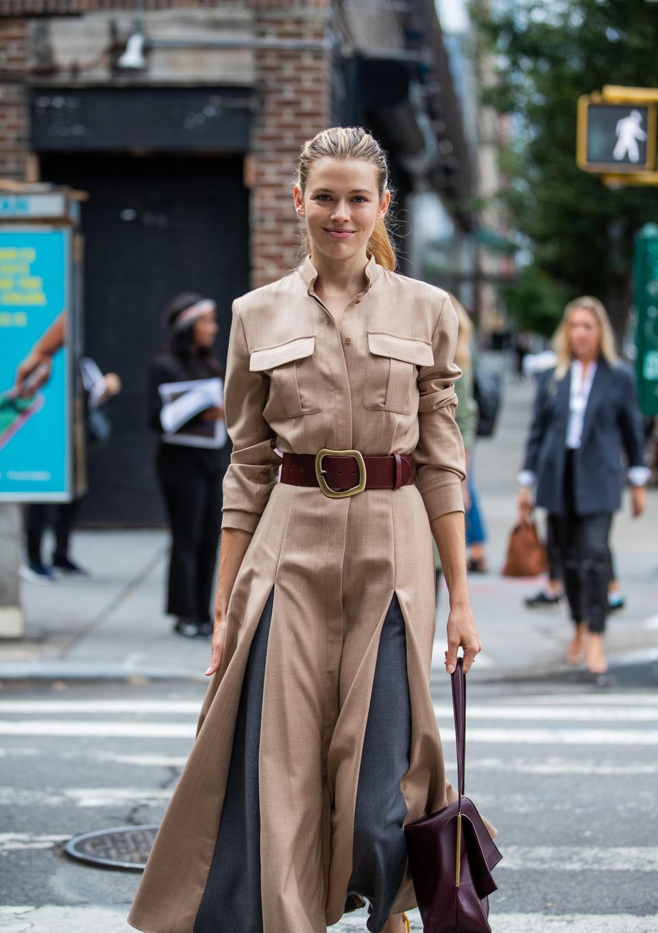 New York Fashion Week 2019: Frau mit Mantel auf der Strasse