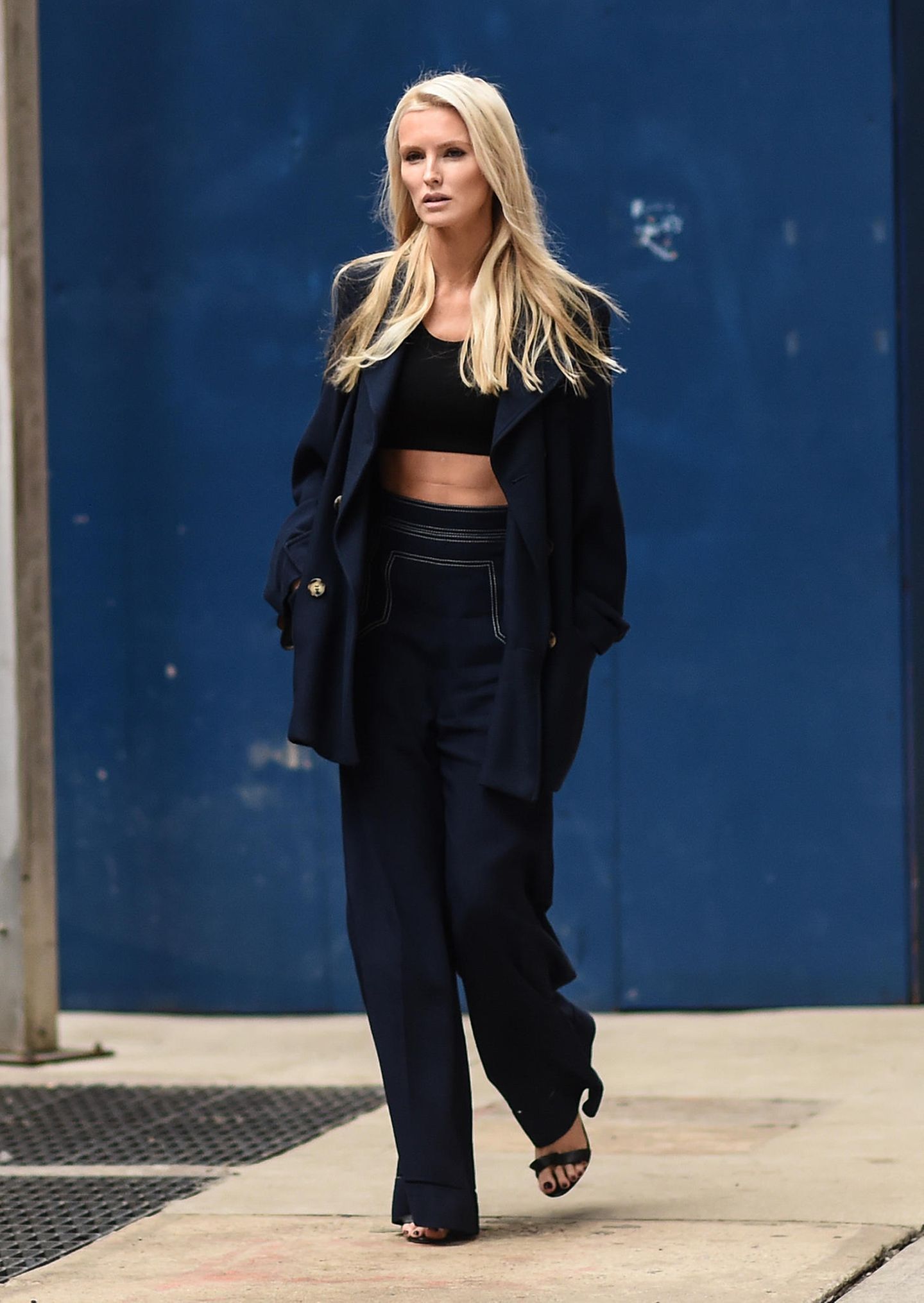New York Fashion Week 2019: Frau mit dunkelblauem Outfit